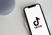 Šéf aplikace TikTok, které hrozí zákaz v USA, odchází z funkce