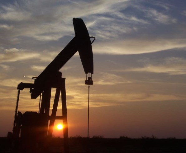 Proč při současných cenách neroste těžba ropy a jaký je u ní výhled