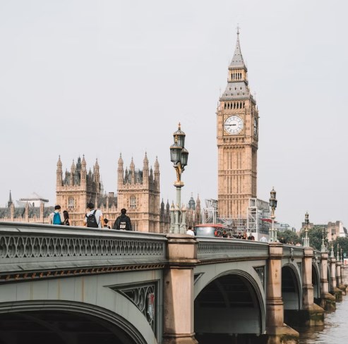 Výhled Nvidie trhy nepřesvědčil, Goldmani hlásí nárůst shortů a brexit stál Británii až 240 mld. liber