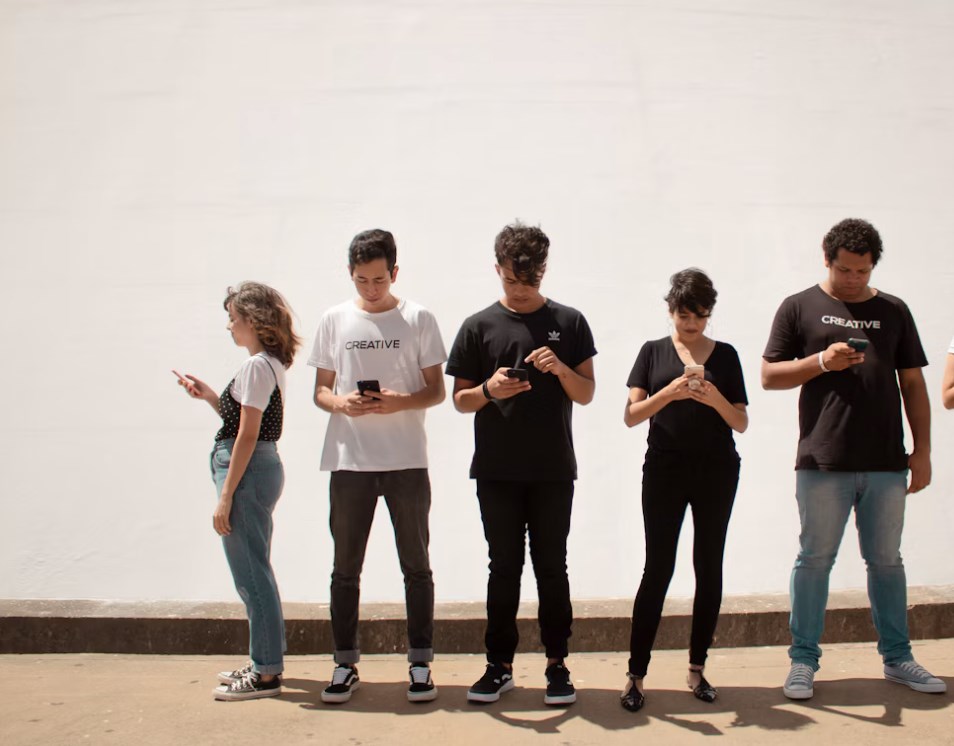 Facebook, TikTok i YouTube pod tlakem. Austrálie chystá žaloby kvůli porušování zákazu pro mladistvé