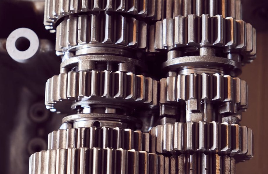 Akcie odpoledne rychle padají, peníze rotují do dluhopisů