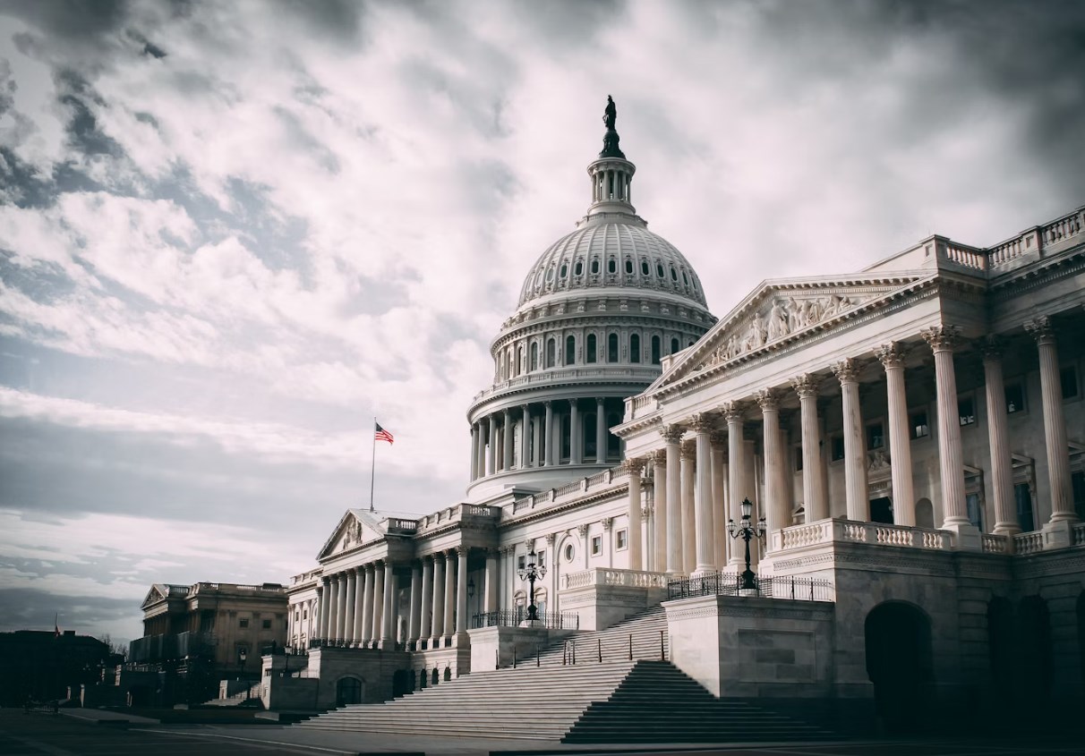 Konec nejdelšího shutdownu. Federální úřady obnovují provoz, dopady budou přetrvávat