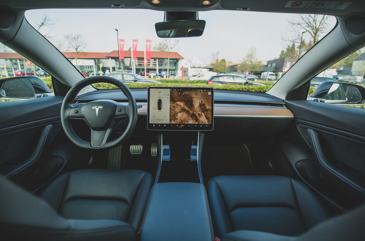 Autopilot „na paušál“. Tesla mění cenovou politiku pro systém samořízení, nyní bude skrze měsíční předplatné