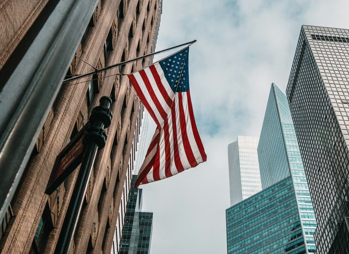 USA v roce 2026: Stabilní inflace, nižší sazby a otazníky nad Fedem