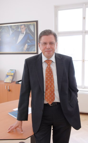 Unipetrol odkládá zpětný nákup akcií, aby udržel cash a umožnil výplatu dividend