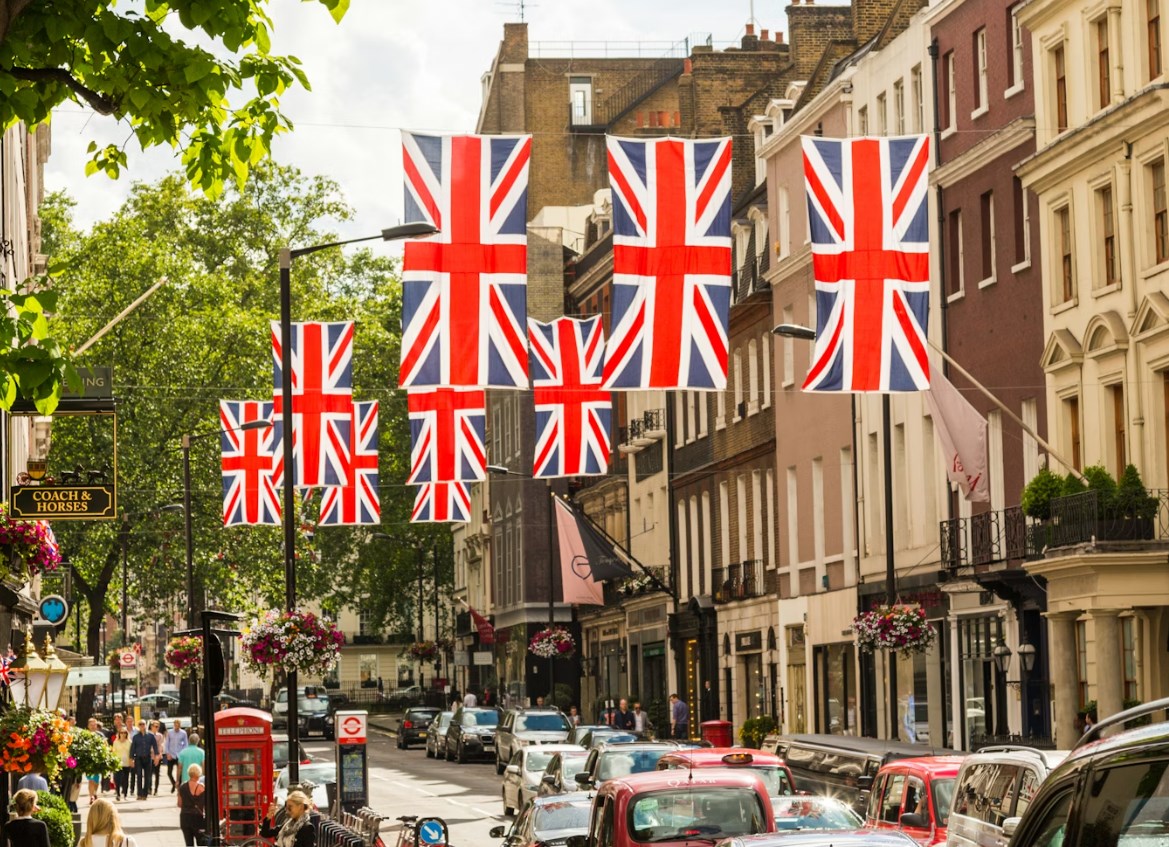 Korekce na akciích, britská aktiva pod rostoucím tlakem a na programu inflace