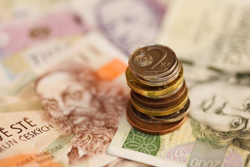 Úvodní růst evropských akcií vyprchává, zatímco koruna si polepšila