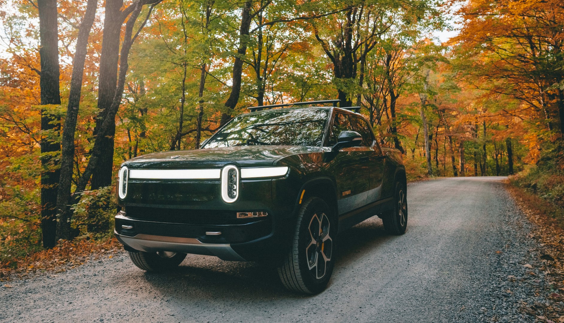 Rivian překvapil investory: hlásí první roční hrubý zisk a razantně navýší dodávky