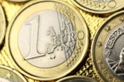 Evropské útoky usadily euro, dolar na nových maximech