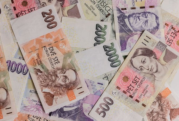 Reálná mzda po zahrnutí inflace se v Česku snížila o 9,8 procent. Klesá tři čtvrtletí za sebou