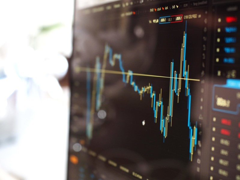 Zisky pro dluhopisy, ztráty pro akcie. Trhy se dál vypořádávají s Fedem