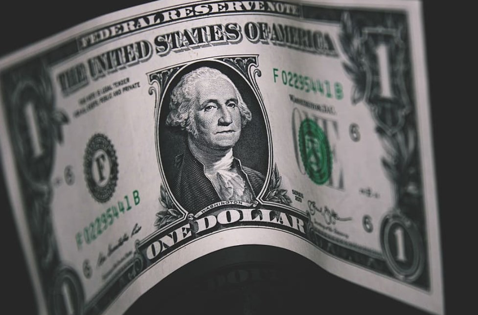 Akcie i přes pokles nemíří na dno, dolar ožil