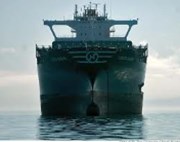 Spojené státy utahují smyčku kolem íránských ropných tankerů. Brent se vydává nad 100 USD