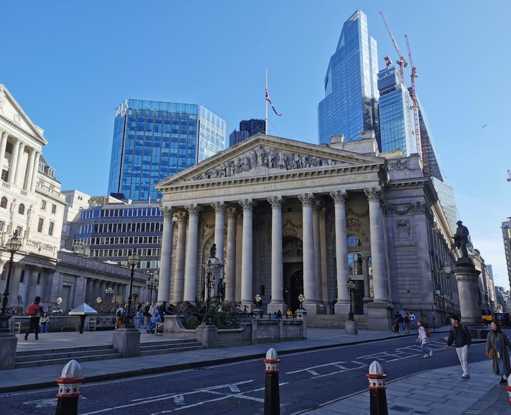 Bank of England drží sazby, ale připouští blížící se snížení
