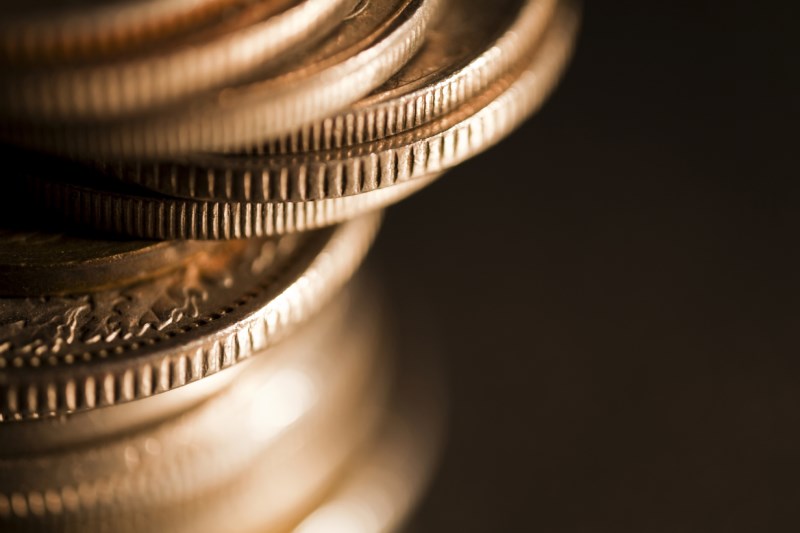 Po pátečním výprasku dolar bojuje o ztracené úrovně