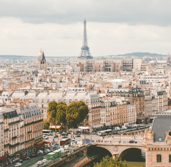 Evropské akcie si mohou zapsat nejhorší týden od ledna. Dolů je stahují obavy z politických turbulencí ve Francii