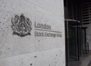 Slabost britského trhu má první oběti, aktivističtí investoři se je snaží přesunout z Londýna