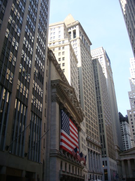 Wall Street vymazala zbytek týdenních zisků, trh práce sebral nákupní náladu