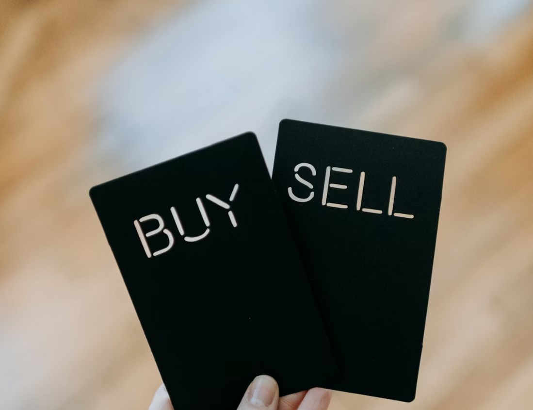 Kupovat při korekci?