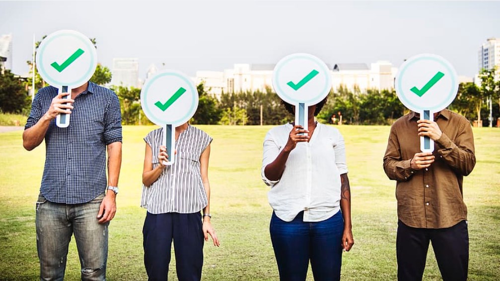 Nenechme se mýlit současnou korekcí. Akcie stále počítají s velmi přívětivou budoucností