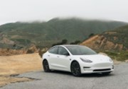 Elon Musk nepředstavil žádné detaily o příští generaci elektromobilů, ČEZ požádal o prodloužení těžby na lomu Bílina o pět let a futures jsou smíšené