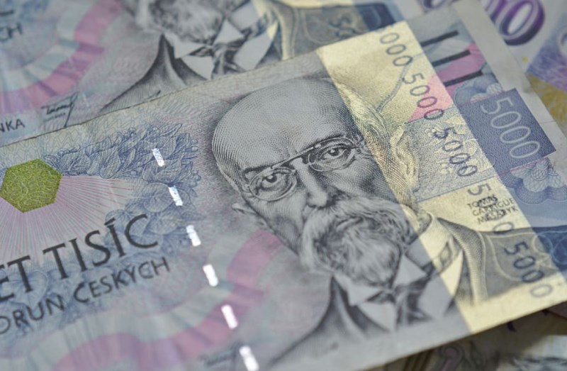 Koronakrize opět sílí a pomoc se nechystá. Akcie míří dolů, koruna se zatím drží