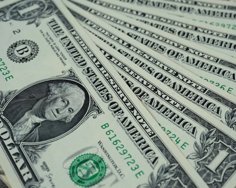 Dolar ráno slábne. USA sdělí propad ekonomiky a zasedá Fed