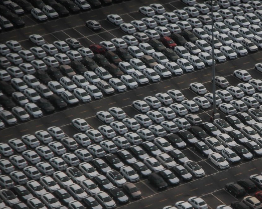 Průmyslová produkce v říjnu meziměsíčně klesla o 3,7 procent. Automobilky se potýkaly s dílčím nedostatkem komponent