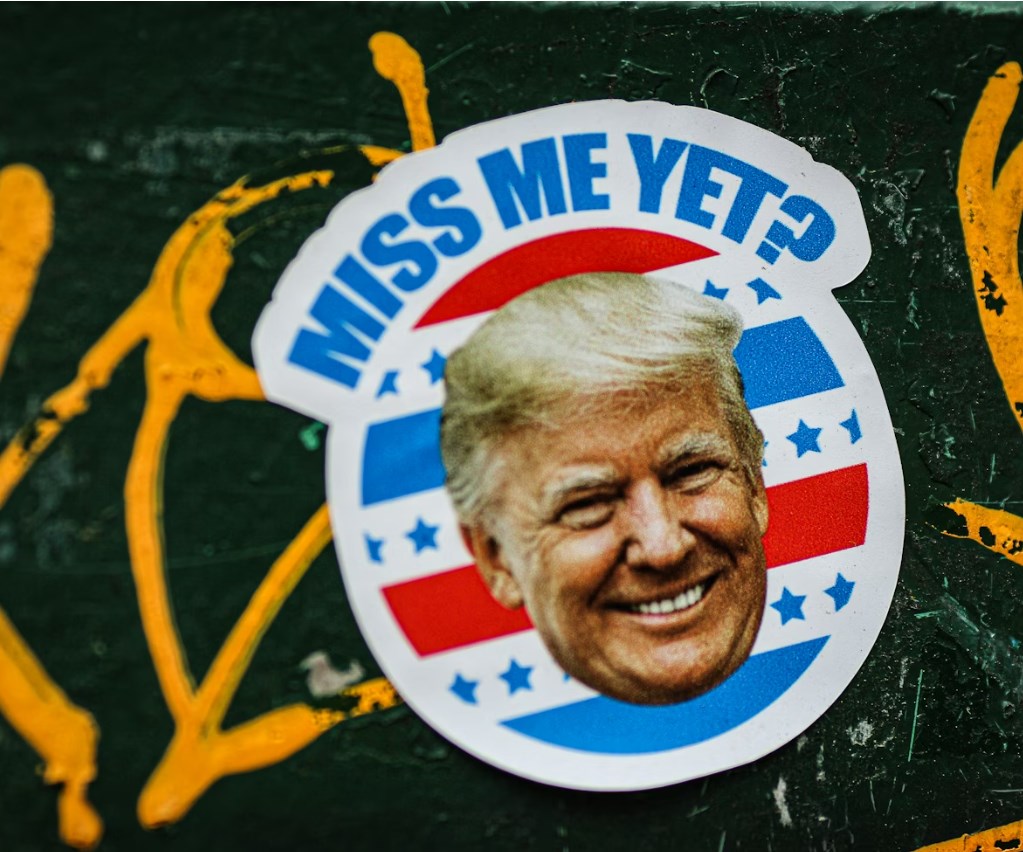 Trump opět eskaluje hrozby Íránu, padají naděje na brzký konec války i futures. Ropa nad 107 dolary za barel