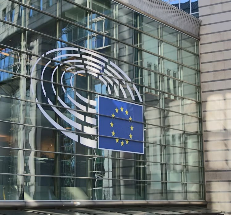 Evropská komise ustupuje průmyslu. Emisní povolenky mají zůstat i po roce 2040
