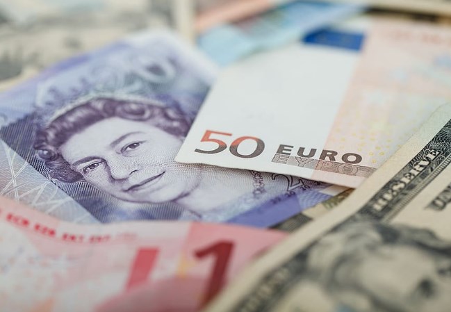 Britská vláda zmasakrovala dluhopisy i libru. Závěr týdne pod tíhou špatných zpráv