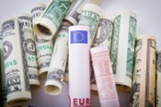Pokles nervozity z obchodní války dovolil eurodolaru korekci ztrát