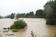 Povodně: Vláda schválila dvě miliardy korun na silnice, dál stoupá dolní Labe. Praha obnovuje dopravu