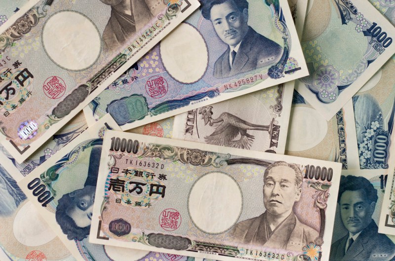 Lehká nervozita svědčí japonskému jenu, v obchodování se mísí řada zpráv