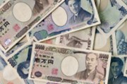 Lehká nervozita svědčí japonskému jenu, v obchodování se mísí řada zpráv