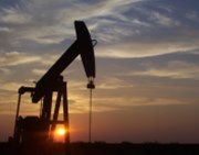 Málokdy byl výhled na ropných trzích nejistější, píše IEA ve svém měsíčním reportu
