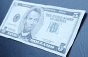 Slibná data přinášejí dolaru na úvod týdne solidní zisky
