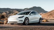 Akcie Tesla mohou po propadech růst až o 80 %, alternativou je Mercedes nebo Stellantis