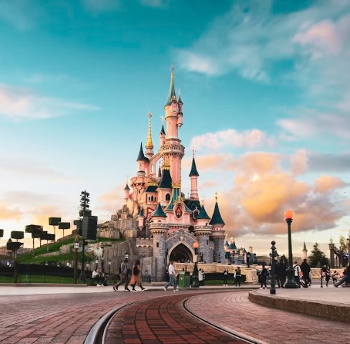 Disney překonal očekávání. Streamovací služby i zábavní parky dál táhnou růst zisků