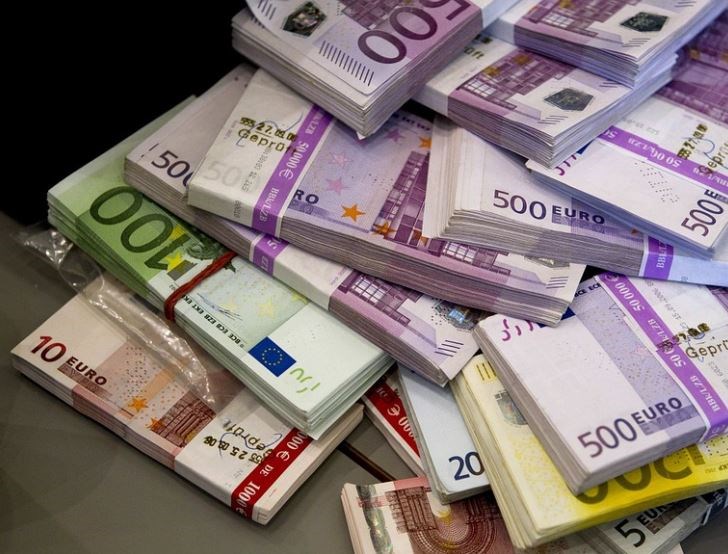 Euro začalo týden dobře, ale rychle ztrácí dech