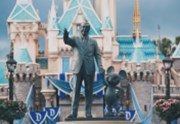 Zisk a tržby Walt Disney překonaly odhady, táhly zábavní parky