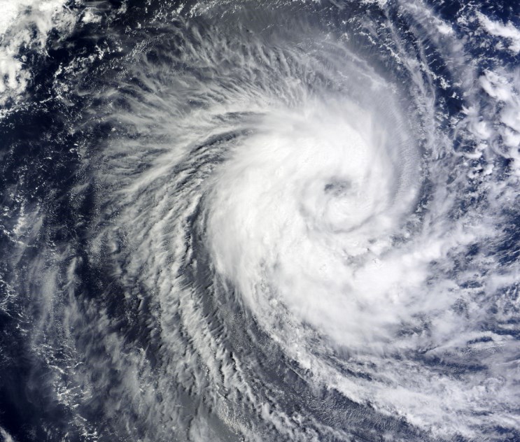 Dimon varuje před ekonomickým 'hurikánem', Sandberg odchází z Meta Platforms a futures jsou smíšené