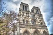Macron: Katedrálu Notre-Dame společně znovu vybudujeme
