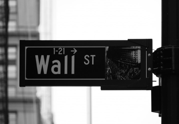 Výnosy před aukcemi rostou, Wall Street míří dolů