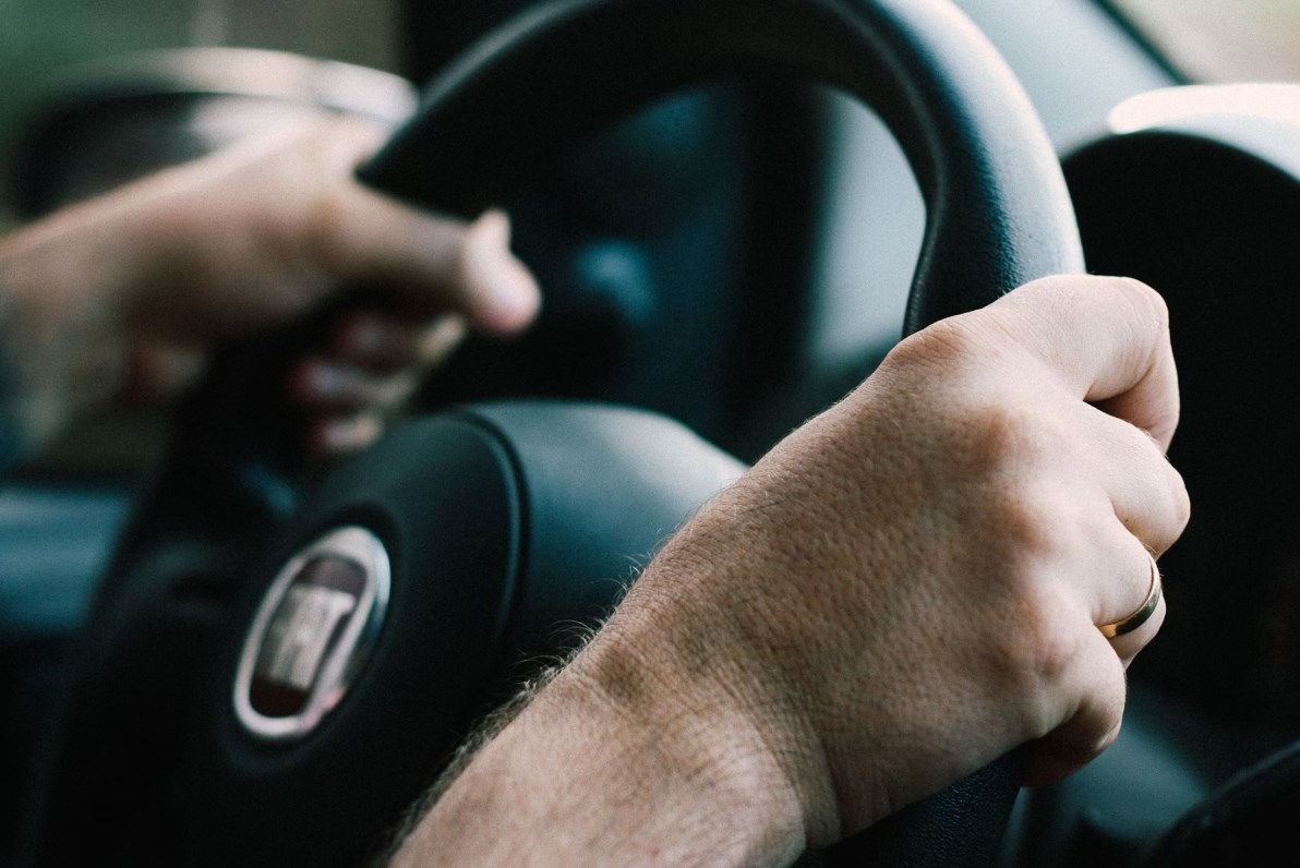 Smíšený začátek týdne v Evropě. Zátěží je Stellantis a francouzská politika