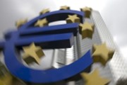 ECB v prosinci sníží sazby a možná přidá i něco navíc, naznačují bankéři
