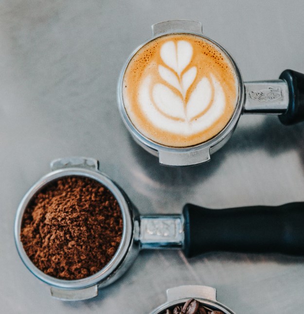 ČEZ má nové doporučení a cílovou cenu, evropské automobilky zvažují spolupráci a futures jsou v červeném