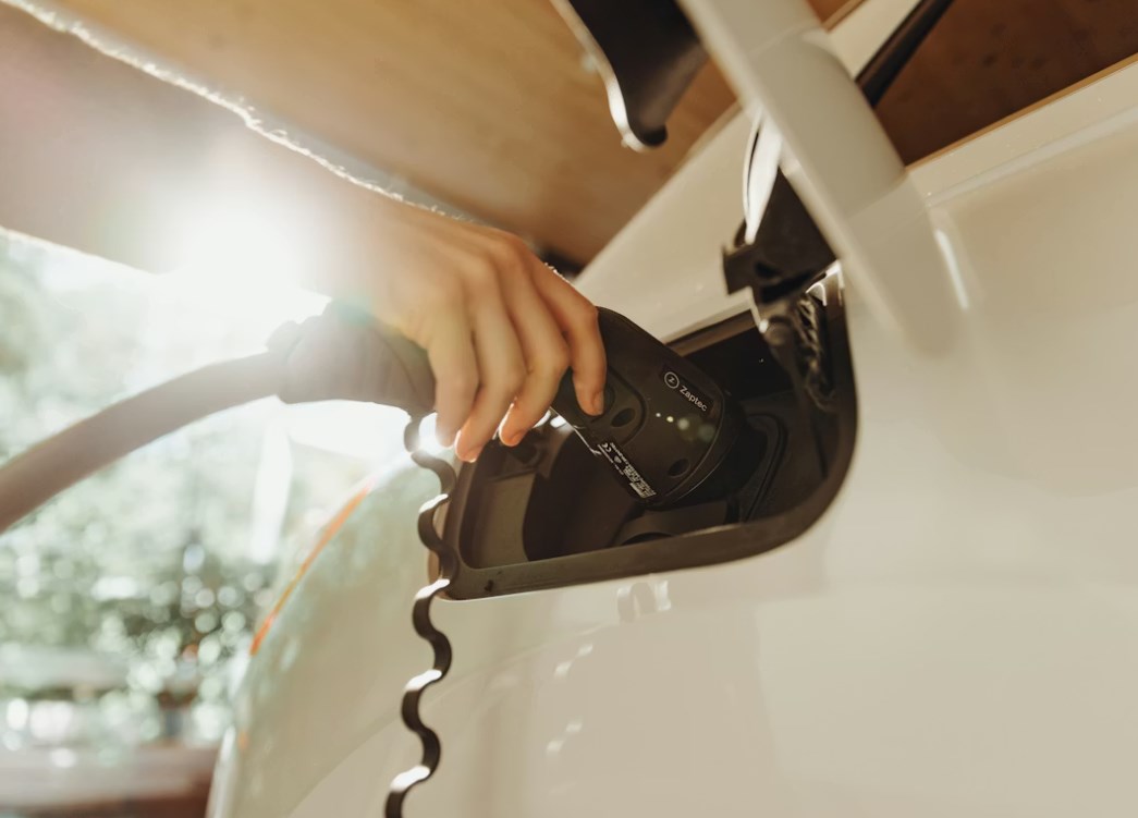 Víkendář: Geopolitický vývoj a ropná krize jako argument pro elektromobily