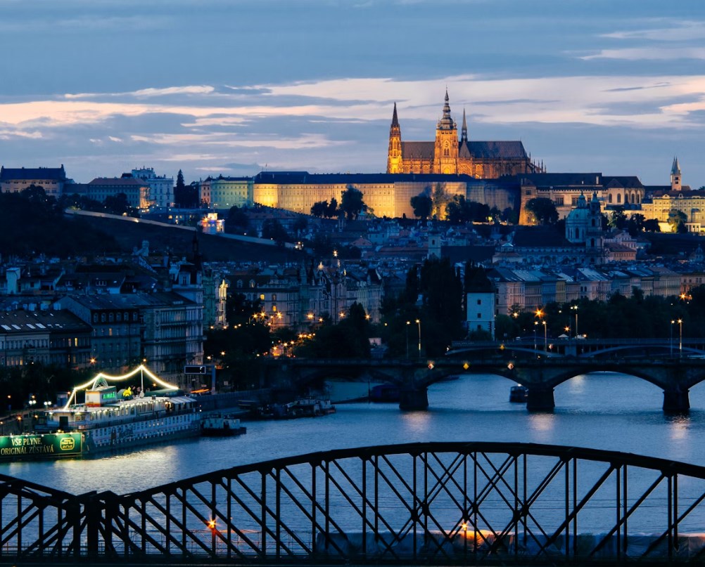 Dnes vyjde zpřesněné HDP, Trump údajně uvažuje o ukončení války i bez volného Hormuzu a Fed má prostor jen pozorovat