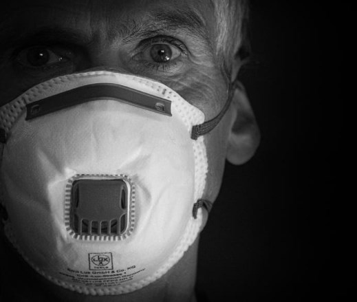 Hrozící lockdowny doléhají na korunu, euro i akcie